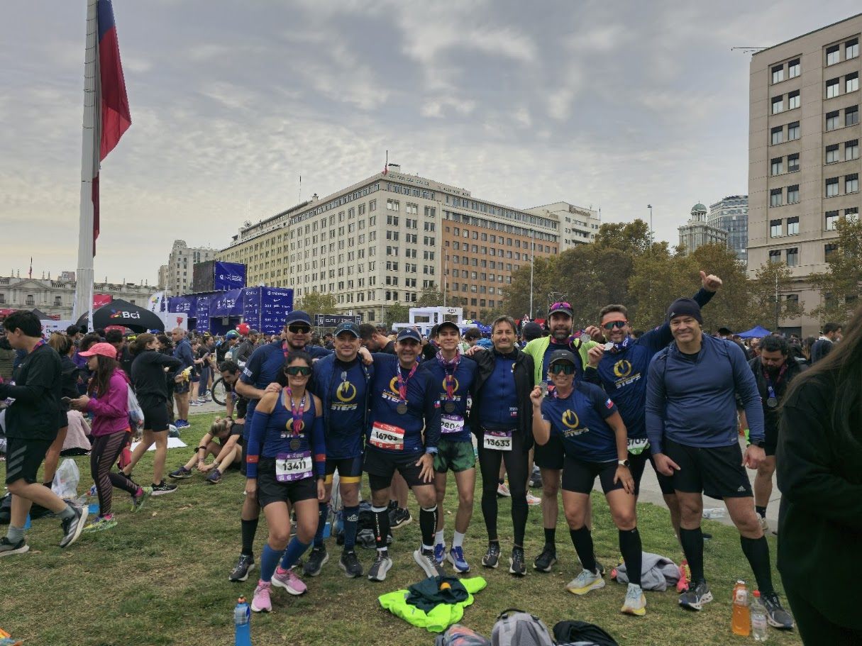 Equipo STEPS con medallas en la Maratón de Santiago