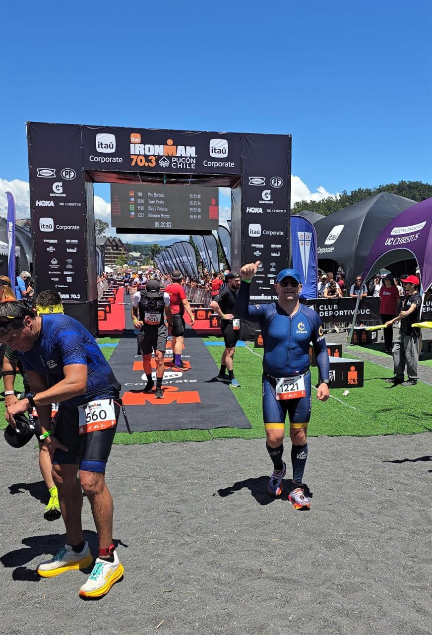 Atleta STEPS celebrando en la meta del Ironman 70.3 Pucón